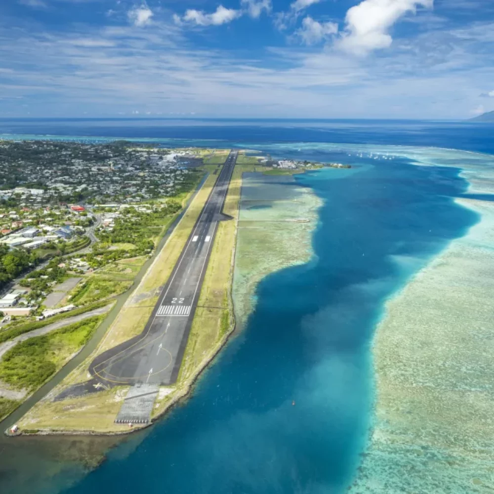 aeroport-de-tahiti-faa-a-vue-du-ciel-a-gregoire-le-bacon-1024x683
