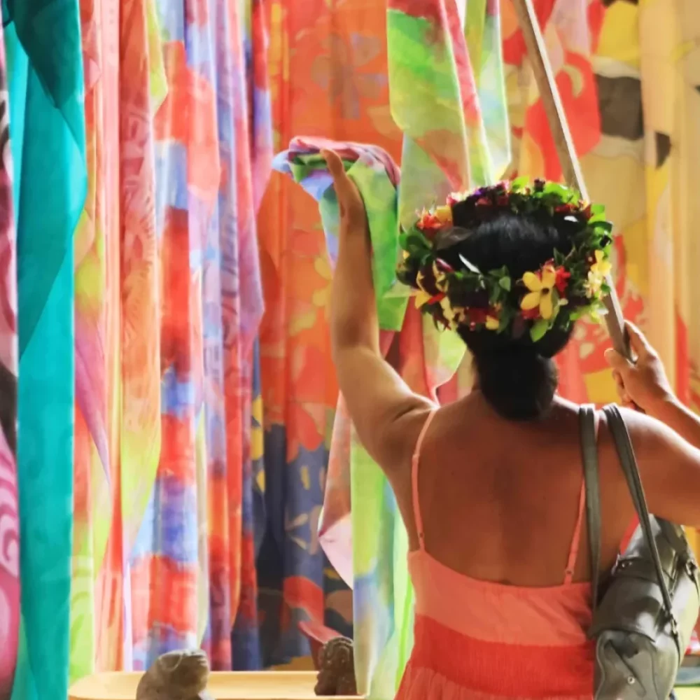 stand-de-produits-artisanaux-et-pareu-a-tahiti-tourisme-scaled-1920x1080-f50_50